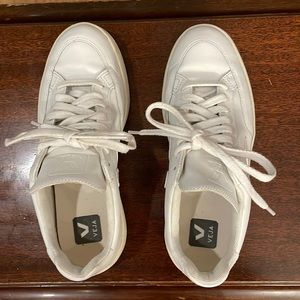 Veja V-12 leather extra white